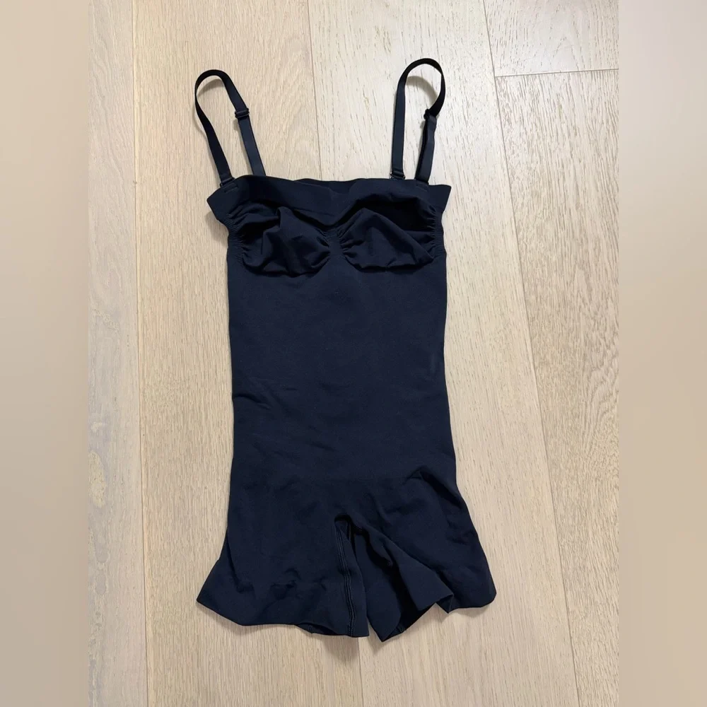 NEW SKIMS Seamless Sculpt Strapless Shorts Bodysuit- Onyx (size M)